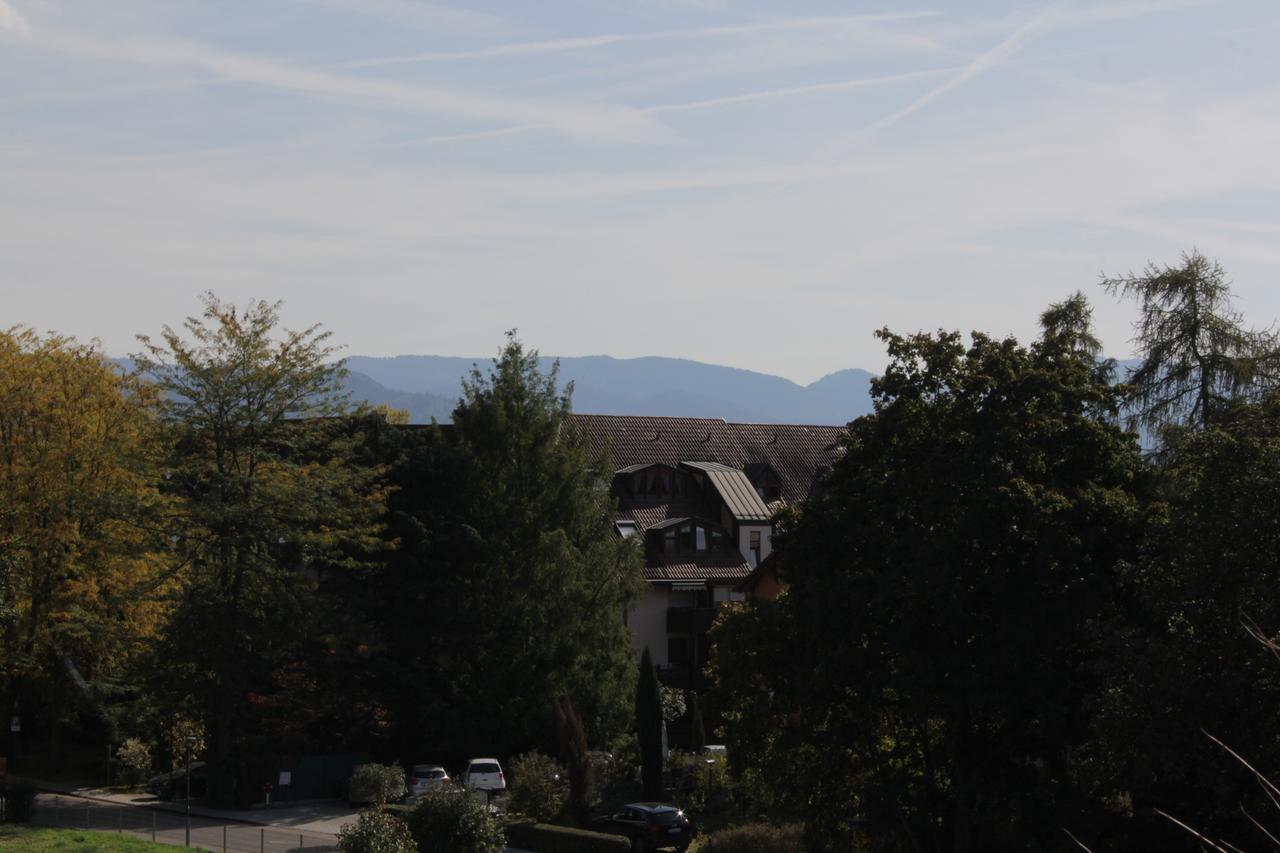 MariaPrimaVera Apartment am Kurpark mit Schwarzwaldblick * * * * Bad Krozingen Bagian luar foto
