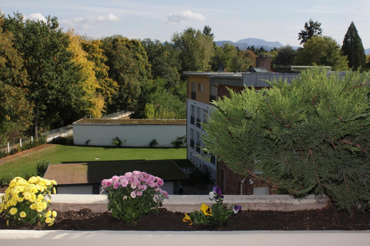 MariaPrimaVera Apartment am Kurpark mit Schwarzwaldblick * * * * Bad Krozingen Bagian luar foto
